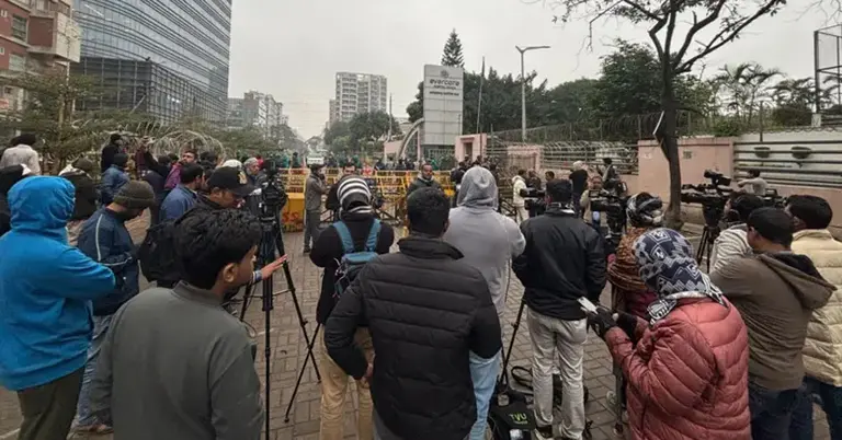 এভারকেয়ার হাসপাতালের সামনে নিরাপত্তা ব্যবস্থা জোরদার করা হয়েছে